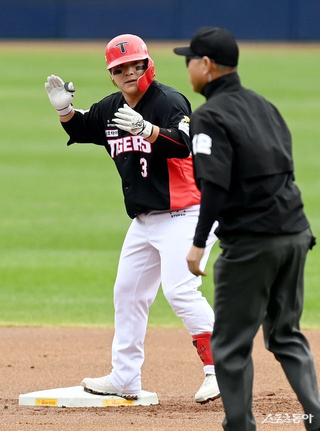 26일 대구 삼성라이온즈파크에서 ‘2024 신한 SOL 뱅크 KBO리그’ 삼성 라이온즈와 KIA 타이거즈의 한국시리즈 4차전 경기가 열렸다. 1회초 무사 1루에서 KIA 김선빈이 2루타를 날린 후 환호하고 있다. 대구 ｜ 김민성 기자 marineboy@donga.com