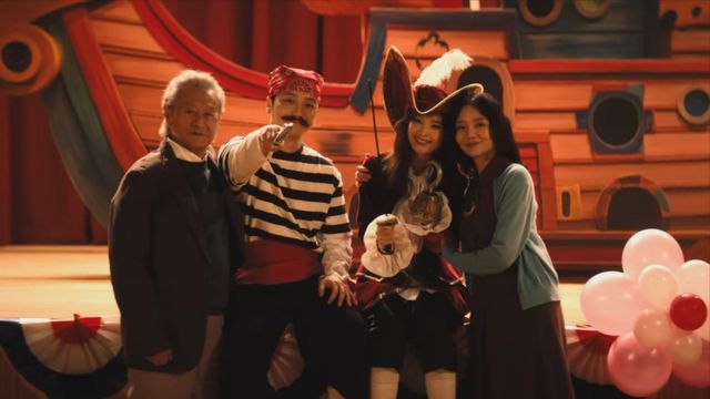 ‘그래도 돼’ 뮤직비디오에서 한 가족으로 등장하는 배우 박근형과 변요한, 전미도, 이솜(왼쪽부터). 사진출처|조용필 공식 유튜브 계정