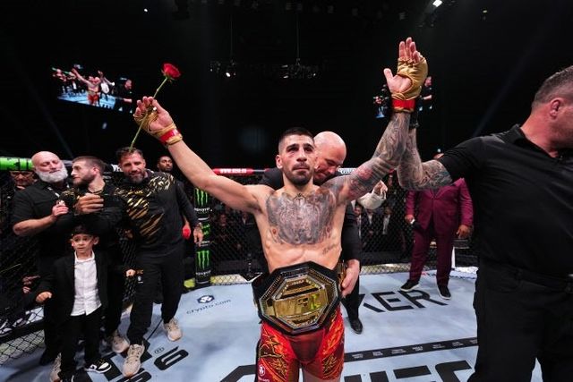 일리아 토푸리아가 27일 열린 ‘UFC 303’ 페더급 타이틀전에서 맥스 할로웨이를 KO시킨 뒤 스페인의 상징인 빨간 장미를 들고 기뻐하고 있다. 토프리아는 페더급의 오랜 강자인 할로웨이를 꺾으며 진정한 페더급 최강자임을 입증했다. 사진제공 ㅣUFC