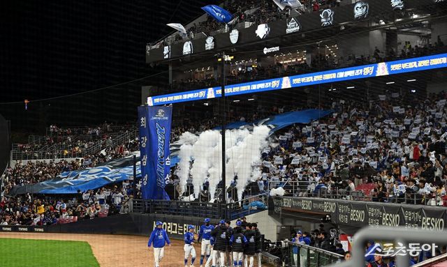 23일 광주 KIA챔피언스필드에서 ‘2024 신한 SOL 뱅크 KBO리그’ KIA 타이거즈와 삼성 라이온즈의 한국시리즈 2차전 경기가 열렸다. 삼성 야구팬들이 응원을 펼치고 있다. 광주 ｜ 김민성 기자 marineboy@donga.com