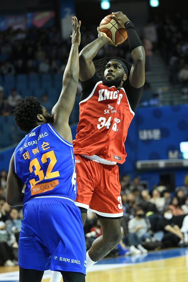 SK 자밀 워니(오른쪽)가 27일 잠실실내체육관에서 열린 삼성전에서 점프슛을 시도하고 있다. SK가 19점차로 뒤진 경기를 역전승으로 장식하며 3승1패로 공동 2위로 올라섰다. 시진제공｜KBL