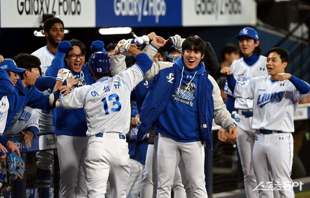 삼성 선수들이 25일 대구 KIA와 KS 3차전 3회말 1사 후 이성규(13번)의 솔로홈런이 터지자, 덕아웃 앞으로 나와 함께 기뻐하고 있다. 대구｜김민성 기자 marineboy@donga.com