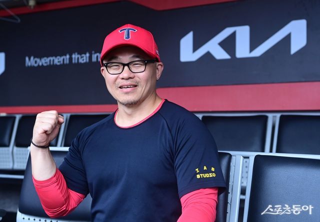 22일 광주기아챔피언스필드에서 열린 ‘2024 신한 SOL 뱅크 KBO리그’ 삼성 라이온즈와 KIA 타이거즈의 한국시리즈 1차전 서스펜디드 경기에 앞서 KIA 박창민 트레이닝 코치. 광주 ｜ 주현희 기자 teth1147@donga.com