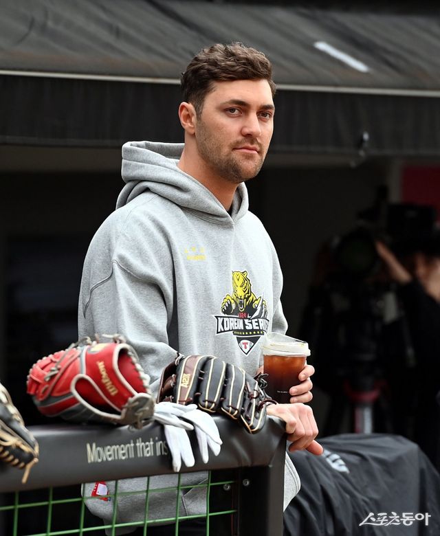 21일 광주 KIA챔피언스필드에서 ‘2024 신한 SOL 뱅크 KBO리그’ KIA 타이거즈와 삼성 라이온즈의 한국시리즈 1차전 경기가 열린다. 경기 전 KIA 네일이 훈련을 지켜보고 있다. 광주 ｜ 김민성 기자 marineboy@donga.com