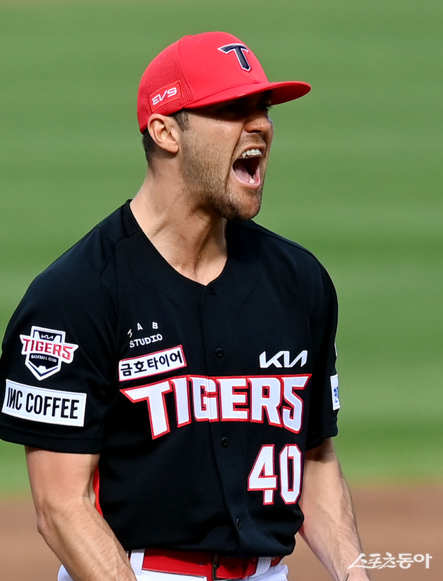 26일 대구 삼성라이온즈파크에서 ‘2024 신한 SOL 뱅크 KBO리그’ 삼성 라이온즈와 KIA 타이거즈의 한국시리즈 4차전 경기가 열렸다. 1회말 2사 3루에서 KIA 선발 네일이 삼진으로 아웃을 잡은 후 포효하고 있다. 대구 ｜ 김민성 기자 marineboy@donga.com