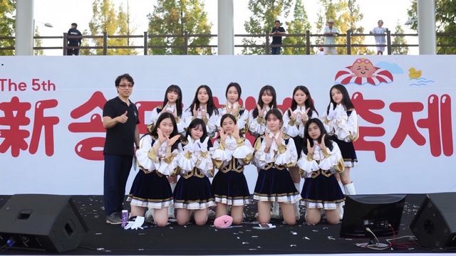 지난 8월 인천 송도해변축제에서 공연을 마친 MAP Whales 단원들이 포즈를 취하고 있다. 사진제공 ㅣ MAP Whales