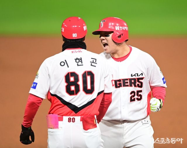 23일 광주기아챔피언스필드에서 열린 ‘2024 신한 SOL 뱅크 KBO리그’ 삼성 라이온즈와 KIA 타이거즈의 한국시리즈 2차전 경기에서 1회말 1사 2, 3루 KIA 이우성이 2타점 중전 적시타를 친 후 포효하고 있다. 광주 ｜ 주현희 기자 teth1147@donga.com