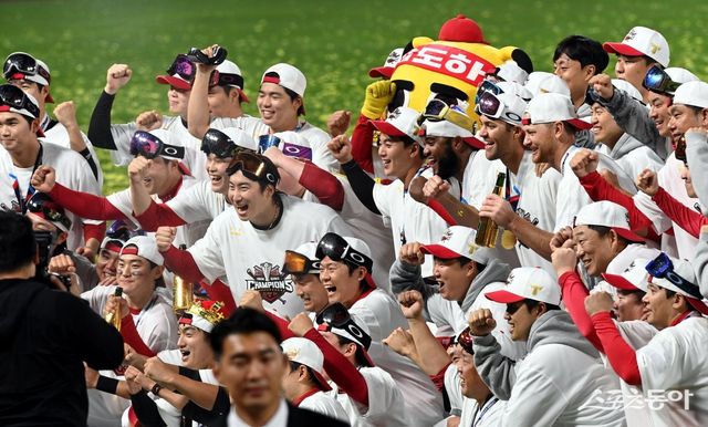 V12 KIA ‘KBO 정규리그-한국시리즈 통합우승’ V12 KIA ‘KBO 정규리그-한국시리즈 통합우승’