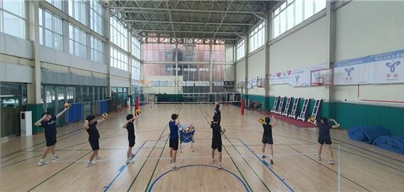 신나는 주말체육학교 ‘학교 안 프로그램’ 배구반에서 서브를 익히고 있는 배명고 학생들. 사진 ㅣ 심희규