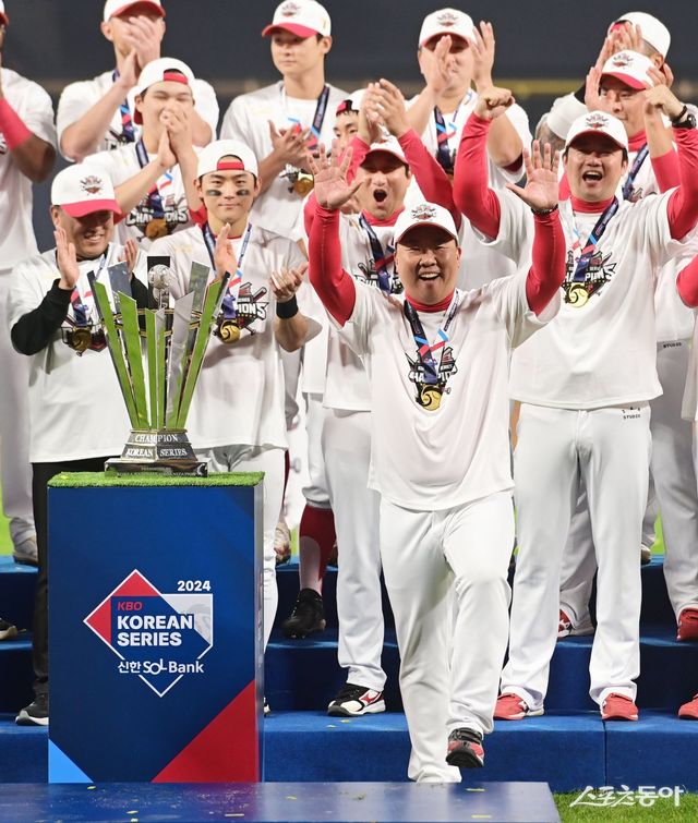 28일 광주기아챔피언스필드에서 열린 ‘2024 신한 SOL 뱅크 KBO리그’ 삼성 라이온즈와 KIA 타이거즈의 한국시리즈 5차전 경기에서 4승 1패로 한국시리즈에 우승한 KIA 이범호 감독이 감독상을 수상해 기뻐하고 있다. 광주 ｜ 주현희 기자 teth1147@donga.com