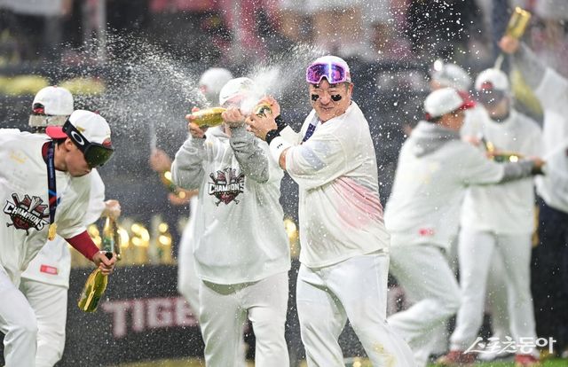28일 광주기아챔피언스필드에서 열린 ‘2024 신한 SOL 뱅크 KBO리그’ 삼성 라이온즈와 KIA 타이거즈의 한국시리즈 5차전 경기에서 4승 1패로 한국시리즈에 우승한 KIA 최형우가 샴페인 샤워를 하고 있다. 광주 ｜ 주현희 기자 teth1147@donga.com
