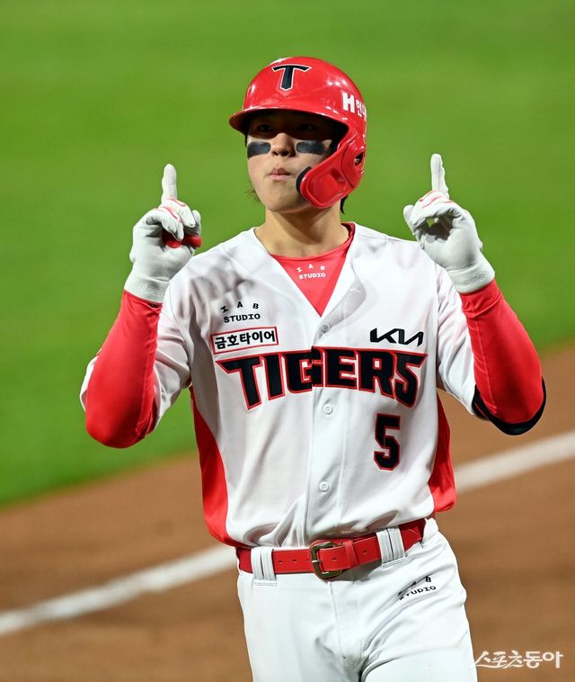 23일 광주 KIA챔피언스필드에서 ‘2024 신한 SOL 뱅크 KBO리그’ KIA 타이거즈와 삼성 라이온즈의 한국시리즈 2차전 경기가 열렸다. 2회말 2사에서 KIA 김도영이 솔로 홈런을 쏘아 올린 후 세리머니를 펼치고 있다. 광주 ｜ 김민성 기자 marineboy@donga.com