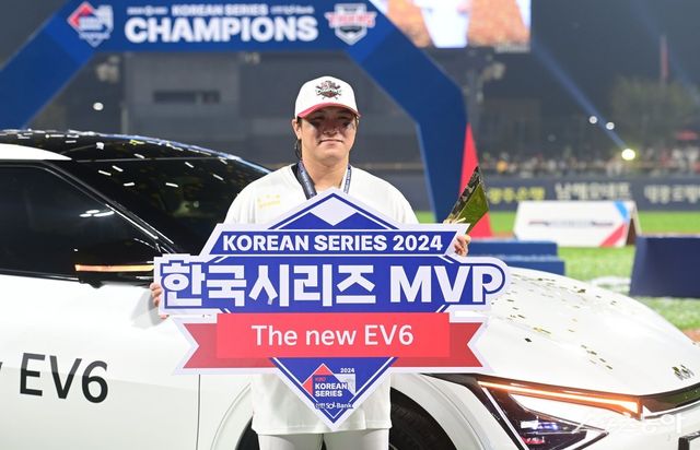 28일 광주기아챔피언스필드에서 열린 ‘2024 신한 SOL 뱅크 KBO리그’ 삼성 라이온즈와 KIA 타이거즈의 한국시리즈 5차전 경기에서 4승 1패로 한국시리즈에 우승한 KIA 김선빈이 한국시리즈 MVP 트로피를 들고 있다. 광주 ｜ 주현희 기자 teth1147@donga.com