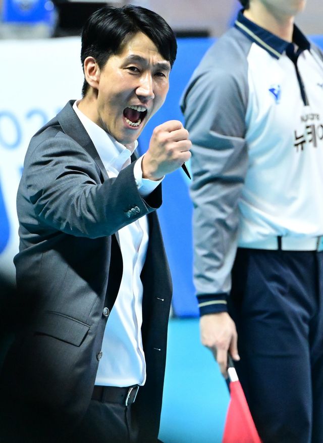 권영민 감독이 지휘하는 한국전력은 30일 장충체육관에서 벌어진 우리카드와 ‘도드람 2024~2025 V리그’ 남자부 1라운드 원정경기에서 세트스코어 3-1로 이겨 창단 첫 개막 3연승을 달렸다. 사진제공｜KOVO