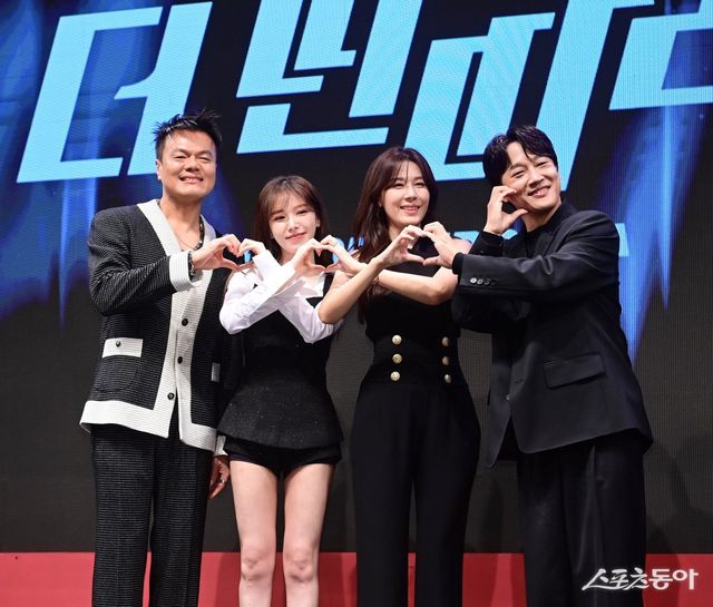 가수 박진영, 레드벨벳 웬디, 배우 김하늘, 차태현이 31일 서울 영등포구 여의도동 KBS아트홀에서 열린 KBS 2TV 새 오디션프로그램 ‘더 딴따라’ 제작발표회에서 포즈를 취하고 있다. 주현희 기자 teth1147@donga.com