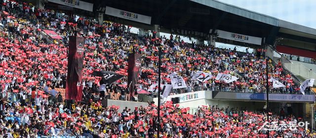 5일 서울 잠실야구장에서 열린 ‘2024 신한 SOL 뱅크 KBO리그 포스트시즌’ KT 위즈와 LG 트윈스의 준플레이오프 1차전 경기에서 KT 팬들이 응원을 하고 있다. 잠실 ｜ 주현희 기자 teth1147@donga.com