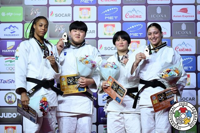 이현지(왼쪽에서 2번째)가 6일(한국시간) 열린 2024 IJF 세계청소년유도선수권대회 여자 78㎏ 이상급에서 금메달을 따낸 뒤 포즈를 취하고 있다.