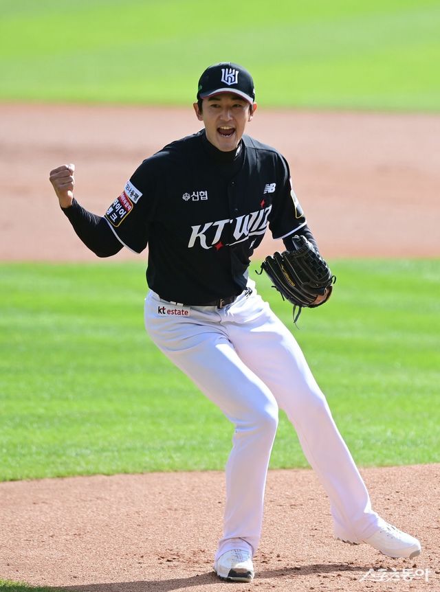KT 고영표가 5일 잠실구장에서 펼쳐진 LG와 준PO 1차전 1회말을 무실점으로 막은 뒤 포효하고 있다. 잠실｜주현희 기자 teth1147@donga.com