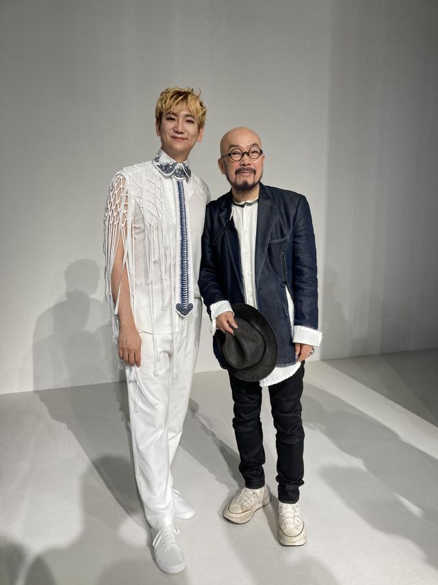 KoN(콘, 왼쪽)과 한국 패션계의 거장 이상봉 디자이너.