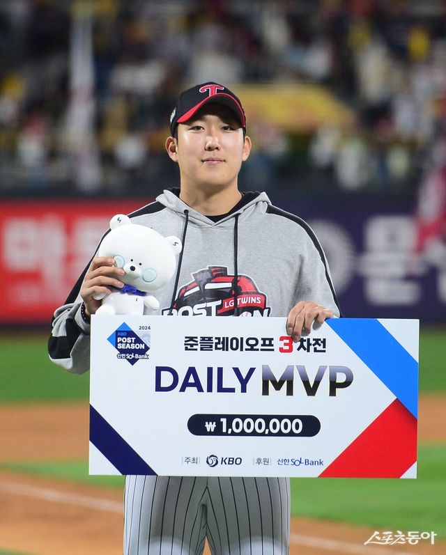 LG 손주영은 8일 수원 KT와 준PO 3차전에서 5.1이닝 7탈삼진 무실점으로 팀의 6-5 승리를 이끌고 데일리 MVP를 차지했다. 수원｜주현희 기자 teth1147@donga.com