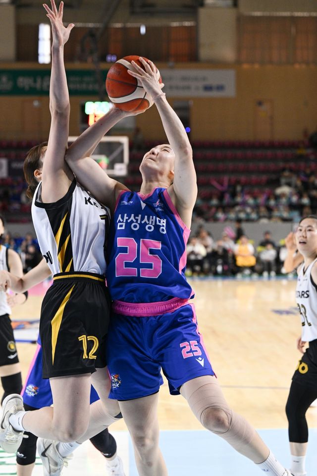 삼성생명 배혜윤(오른쪽)이 10일 용인체육관에서 열린 ‘하나은행 2024~2025 여자프로농구’ 정규리그 1라운드 KB스타즈와 홈경기에서 상대 수비를 피해 골밑 슛을 시도하고 있다. 사진제공｜WKBL&nbsp;