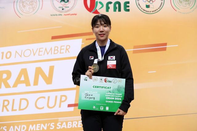 전하영이 9일(현지시간) 알제리 오란에서 열린 국제펜싱연맹(FIE) 사브르 월드컵 여자 개인전 정상에 올라 금메달을 들고 포즈를 취하고 있다. 오란(알제리) ㅣ 신화 뉴시스