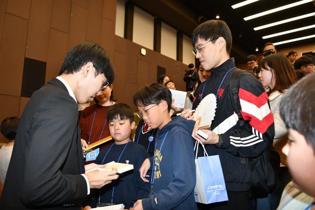 팬들에게 둘러싸인 신진서 9단.