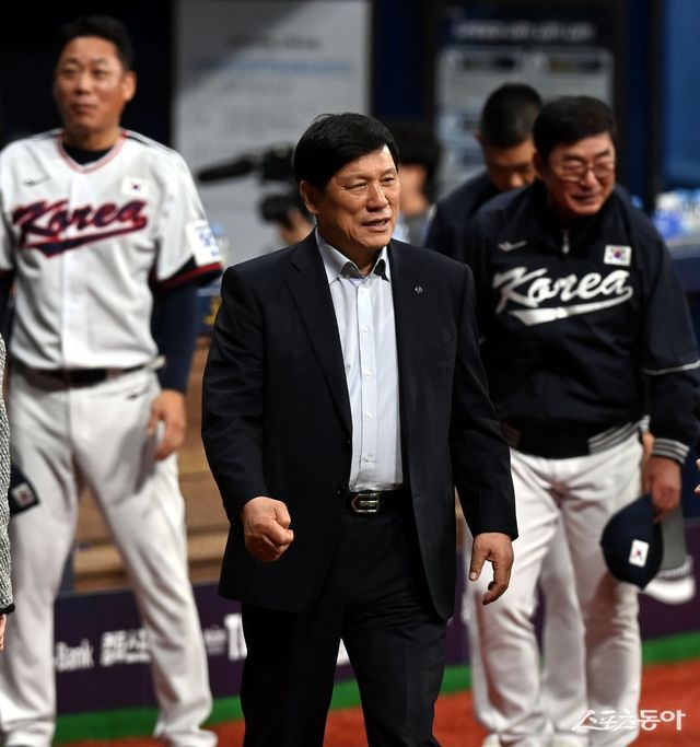 2024 세계야구소프트볼협회(WBSC) 프리미어12에 출전하는 한국 야구대표팀이 6일 서울 고척스카이돔에서 상무 야구단과 평가전 경기를 가졌다. KBO 허구연 총재가 경기 후 야구대표팀을 격려하고 있다. 고척 ｜ 김민성 기자 marineboy@donga.com