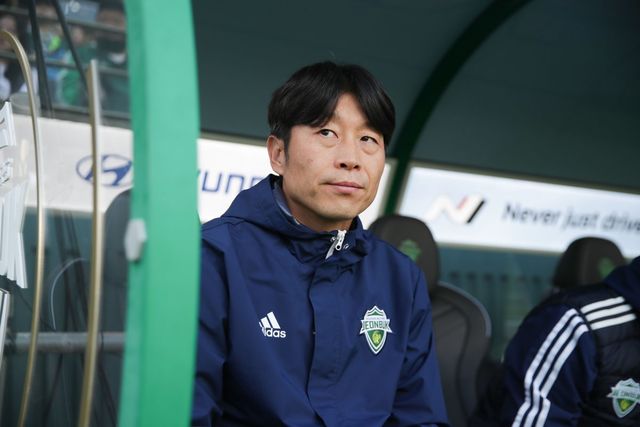 김두현 전북 감독이 10일 전주월드컵경기장에서 열린 대구와 K리그1 37라운드 홈경기를 지켜보고 있다. 전북은 파이널B 첫 승에도 불구, 승강PO로 향하게 됐다. 사진제공｜한국프로축구연맹