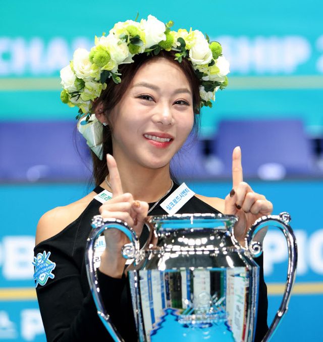 김가영이 10일 열린 ‘NH농협카드 PBA-LPBA 챔피언십’ 결승전에서 우승한 뒤 트로피를 들고 기뻐하고 있다. 김가영은 통산 11승을 달성했다. 사진제공 ㅣ PBA