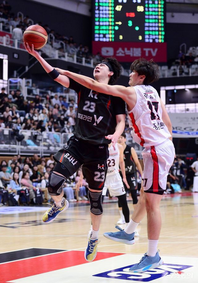 11일 수원kt아레나에서 열린 ‘2024-2025 프로농구’ KT와 정관장 경기에서 KT 박준영이 정관장의 수비를 뚫고 골밑 슛을 하고 있다. 수원｜김종원 기자 won@donga.com