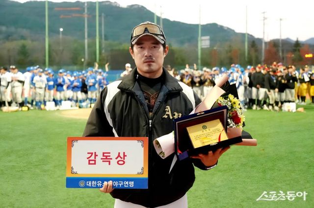 제3회 청춘양구 전국유소년야구대회 U-13 청룡 감독상을 수상한 아산시유소년야구단 황민호 감독. 사진제공｜대한유소년야구연맹