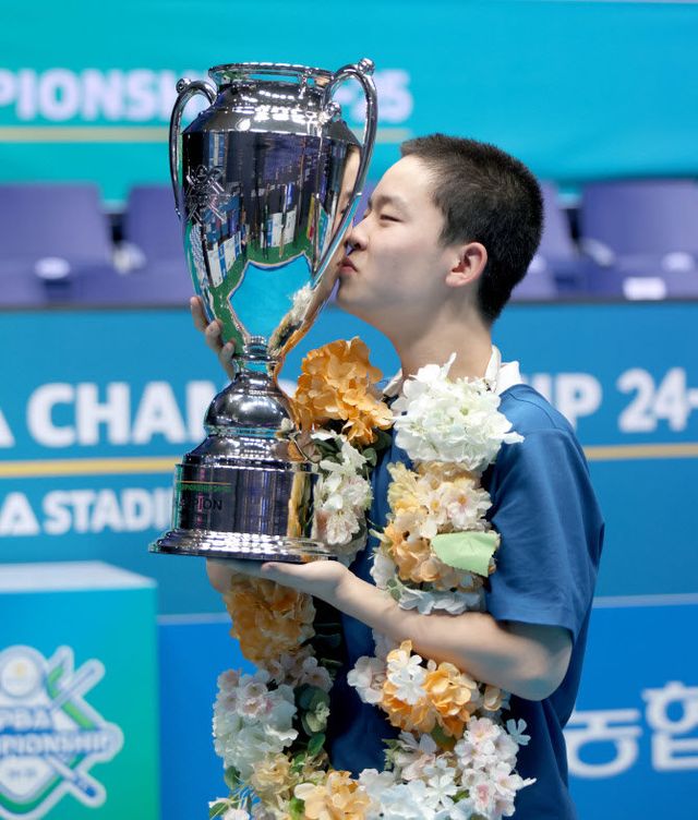 17살 당구 천재 김영원이 11일 열린 ‘NH농협카드 PBA 챔피언십’ 결승전에서 오태준을 꺾고 생애 첫 프로당구 PBA 우승을 이룬 뒤 트로피에 입맞춤하고 있다. 사진제공 ㅣ PBA