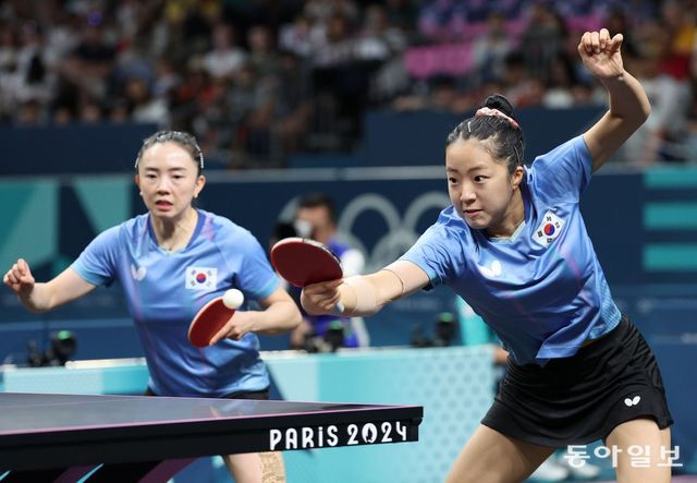 신유빈(오른쪽), 전지희가 지난 8월 열린 2024파리올림픽 여자 탁구 단체전 준결승 중국과 경기를 펼치고 있다. 스포츠동아 DB