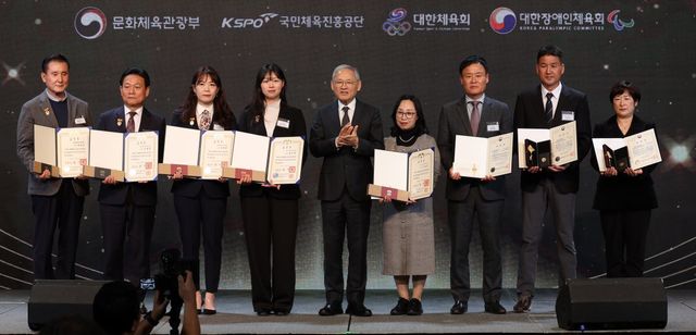 유인촌 문화체육관광부 장관이 12일 오후 서울 중구 더 플라자 호텔에서 열린 ‘2024 체육발전유공 포상 및 제62회 대한민국 체육상 전수식’에서 대한민국체육상 포상 후 기념촬영을 하고 있다.왼쪽부터 백남식 대한장애인골볼협회장, 손영욱 모동중학교 교장, 두화정 국제펜싱연맹 심판, 임시현 양궁선수, 유인촌 장관, 허영신 한사랑학교 교사, 최원영 단양군 체육회 사무국장, 김규남 김우민 선수 아버지, 방윤정 정웅태 선수 어머니. 뉴시스