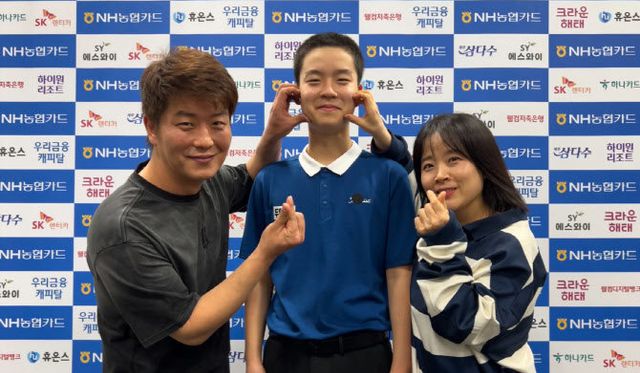 김영원(가운데)이 생애 첫 프로당구 PBA 우승을 차지한 뒤 아버지 김창수 씨(왼쪽), 어머니 안효정 씨와 함께 익살스펀 포즈를 취하며 기념 촬영을 하고 있다. 사진제공 ㅣPBA