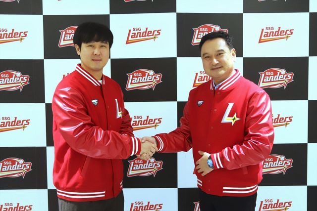 SSG와 4년 총액 110억 원의 대형 FA 계약을 체결한 최정(왼쪽). 사진제공｜SG 랜더스