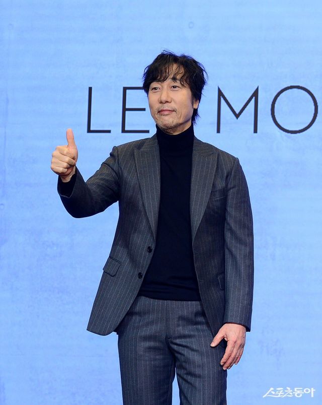 가수 이문세가 13일 서울 마포구 상암동 스탠포드호텔코리아에서 열린 정규 17집 기자간담회에 참석해 포즈를 취하고 있다. 김민성 기자 marineboy@donga.com