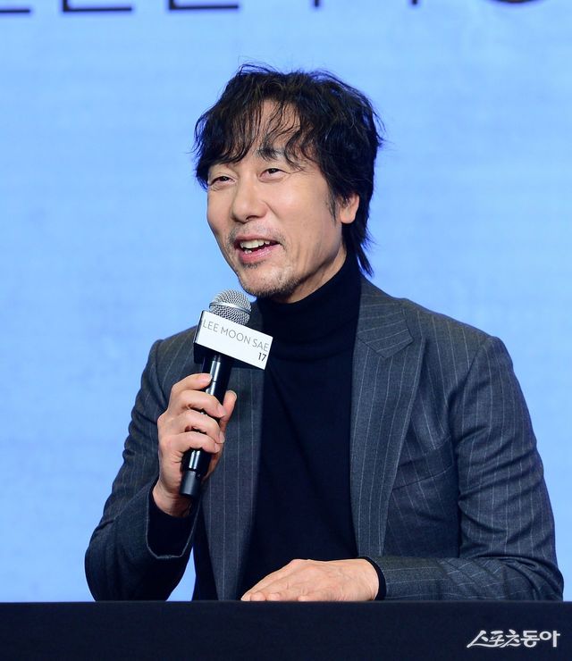 가수 이문세가 13일 서울 마포구 상암동 스탠포드호텔코리아에서 열린 정규 17집 기자간담회에 참석해 앨범을 소개하고 있다. 김민성 기자 marineboy@donga.com