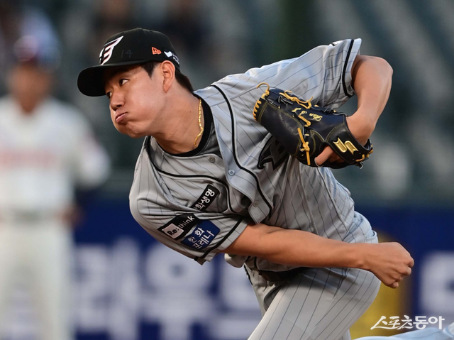 12월 입대를 앞두고 한화에서 KT로 유니폼을 갈아입은 한승주. 스포츠동아DB