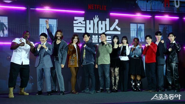 14일 서울 용산구 CGV 용산아이파크몰에서 열린 넷플릭스 예능 ‘좀비버스: 뉴 블러드’ 제작발표회에 참석한 출연진과 PD가 포즈를 취하고 있다. 김민성 기자 marineboy@donga.com