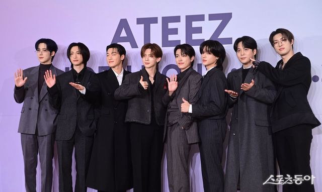 그룹 에이티즈가 14일 서울 송파구 롯데호텔 월드에서 열린 미니앨범 11집 ‘GOLDEN HOUR : Part.2‘ 발매 기념 기자간담회에서 포즈를 취하고 있다. 주현희 기자 teth1147@donga.com