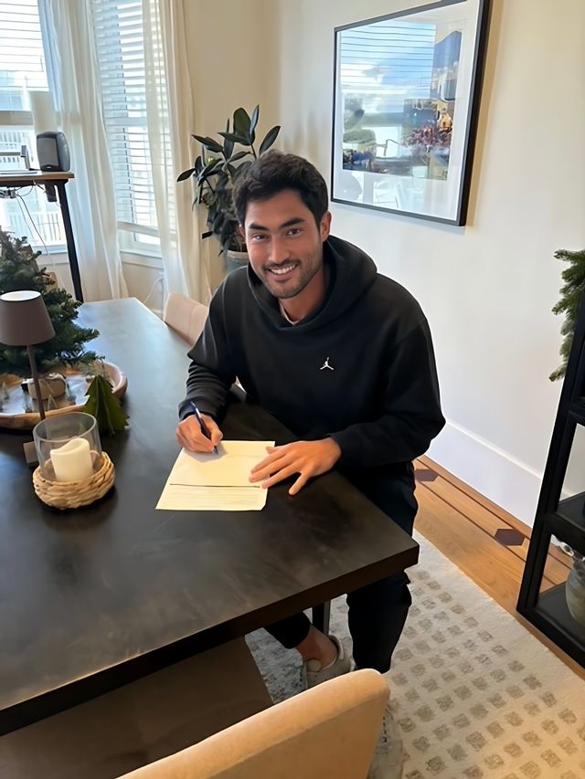 SSG가 새로운 외국인 투수 미치 화이트와 100만 달러에 2025시즌 계약을 맺었다. 사진은 SSG와 새 계약에 사인하고 있는 화이트. 사진제공｜SSG 랜더스