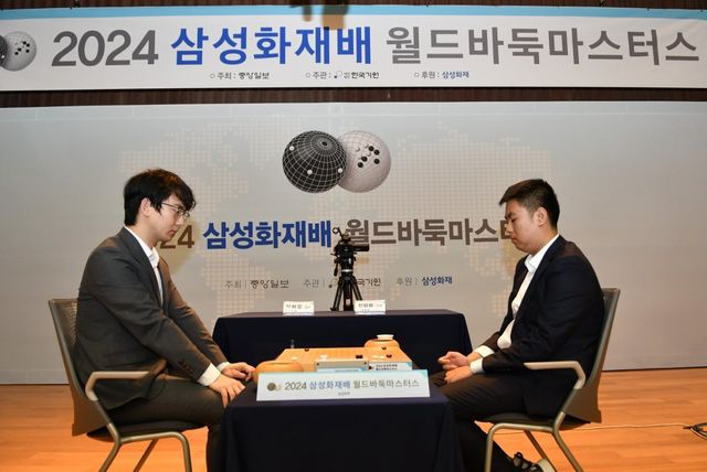 본선 4강 1경기_딩하오(왼쪽 승)vs진위청. 사진제공=한국기원