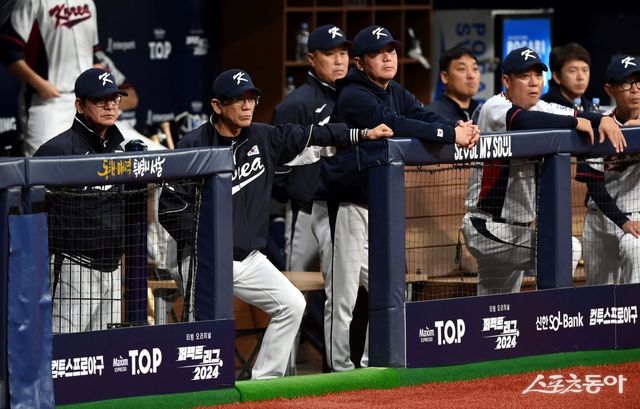 2024 WBSC 프리미어12에 출전한 야구국가대표팀이 6일 고척돔에서 상무와 평가전을 치렀다. 경기를 지켜보는 야구대표팀 류중일 감독(왼쪽 끝). 스포츠동아DB