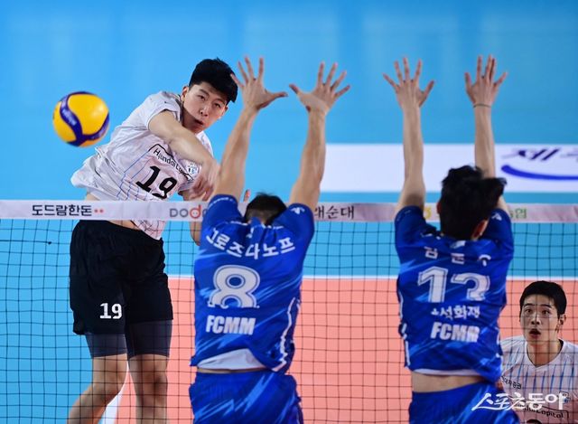 현대캐피탈 아시아쿼터 공격수 신펑(19번)이 19일 대전충무체육관에서 열린 V리그 남자부 2라운드 원정경기에서 삼성화재 그로즈다노프~김준우의 블로킹 벽을 피해 강한 스파이크를 시도하고 있다. 대전｜주현희 기자 teth1147@donga.com