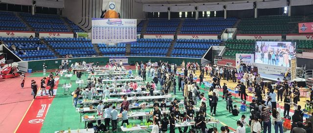 제17회 전국학교스포츠클럽축전 스포츠스태킹 초등부 경기가 지난 11월 3일 서울 잠실학생체육관에서 열린 가운데 참가한 학생들이 기량을 겨루고 있다. 사진 ㅣ 김현진 학생기자