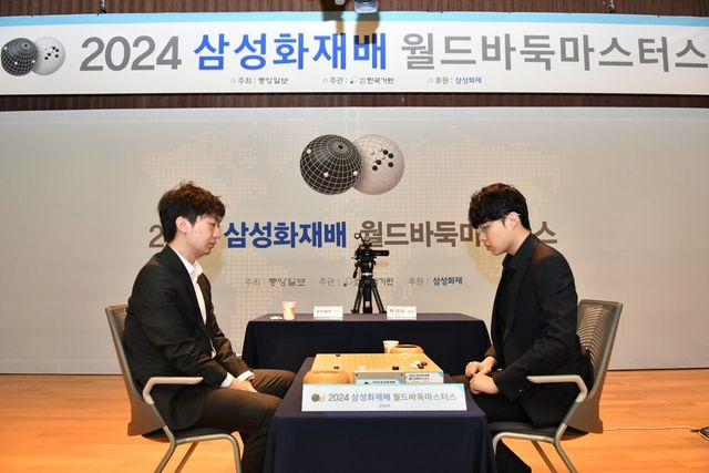 당위페이 9단(왼쪽)과 롄샤오 9단. 사진제공 ｜ 한국기원