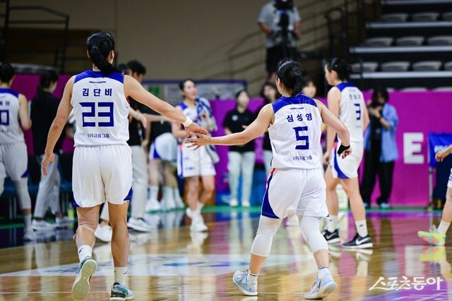 우리은행 김단비(왼쪽)와 심성영. 사진제공｜WKBL