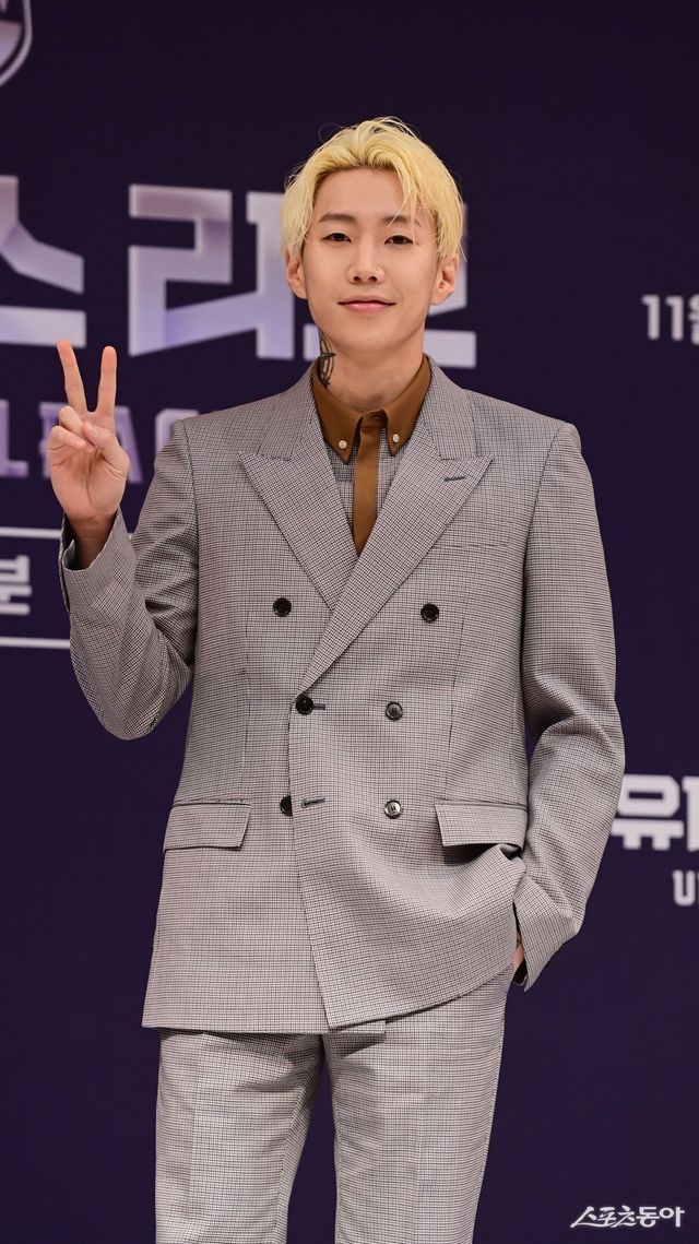 가수 박재범이 19일 서울 양천구 목동 SBS에서 열린 SBS 새 오디션 프로그램 ‘유니버스 리그’ 제작발표회에서 포즈를 취하고 있다. 주현희 기자 teth1147@donga.com